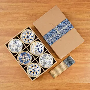 Set de regalo de cuencos y palillos de cerámica japonesa con elegantes motivos florales.