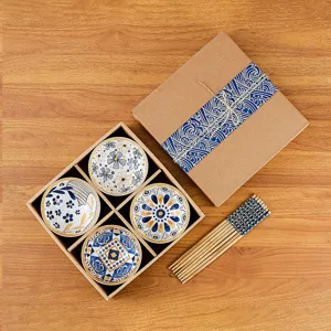 Set de regalo de cuencos y palillos de cerámica japonesa con cuatro cuencos decorados.