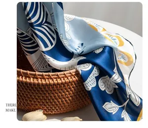 Dettaglio foulard di seta, elegante stampa floreale blu, morbida trama di pura seta.