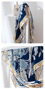 Primo piano e vista dettagliata di un lussuoso foulard in seta blu e giallo con trama fine.