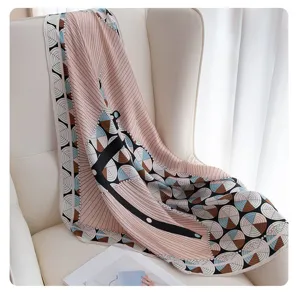 Elegante foulard in seta di lusso con stampa geometrica e raffinato design a cintura per donna.