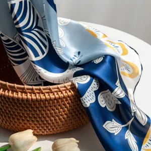 Foulard di seta stampato blu e bianco drappeggiato su cestino in rattan, accessorio vista principale