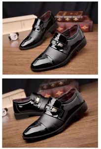 Detailaufnahme von Business-Lederschuhen für Herren, elegante schwarze Slipper mit Schnalle.