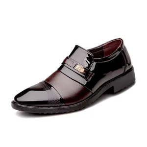Nahaufnahme des eleganten Herren Business Lederschuhs mit dekorativer Metallschalle.