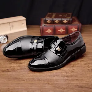 Detailansicht eleganter Herren-Lackschuhe in Schwarz mit dekorativer Metallschnalle.