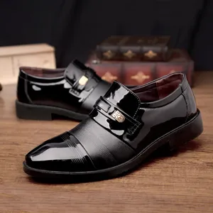 Nahaufnahme klassischer schwarzer Lederschuhe für Herren, elegante formelle Schuhe.