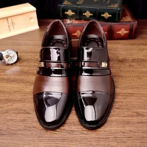 Herren Leder-Business-Schuhe Nahaufnahme, glänzendes zweifarbiges Design mit Schnalle.