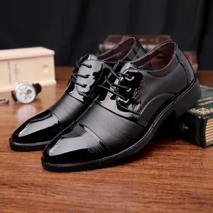 Herren Lederschuhe Detailansicht, klassische schwarze Lackschuhe fur formalen Geschaftsanlass.