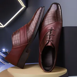 Heren Britse stijl zakelijke nette schoenen, bruine veterschoenen van leer met krokodillenprint.