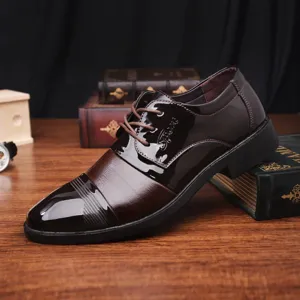 Herren braune Lackleder Business Schnürschuhe Detailansicht mit klassischem Design.