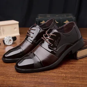 Herren Business Lederschuhe Detailansicht, braune Lackleder Oxford Schuhe mit Schnürung.