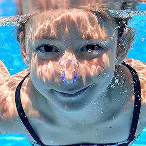Vista dettagliata del ferma naso in morbido silicone sott'acqua per una presa sicura durante il nuoto.
