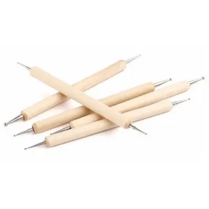 Gedetailleerd overzicht van houten dotting pens met metalen kogelkoppen voor nail art.
