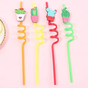 Primer plano de pajitas rizadas de colores con bonitos dijes de cactus de silicona.