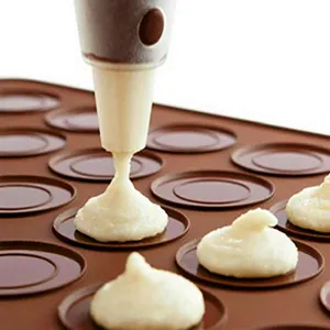 Dettaglio tappetino da forno per macaron in silicone con glassa su 30 cavita.