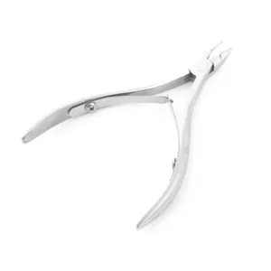 Détail de pince à cuticules d'ongles en acier inoxydable, lame tranchante et coupe précise manucure.
