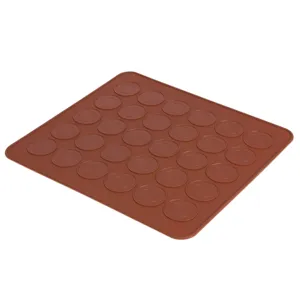 Dettaglio tappetino per macaron in silicone, design a 30 cavita, materiale resistente al calore.