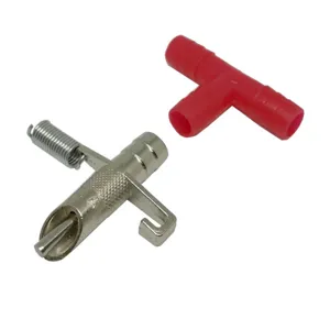 Kit abbeveratoio automatico per conigli con beccuccio a becco d'anatra e raccordo a T rosso.