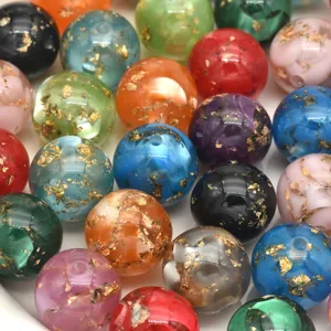 Vue de detail rapprochee de perles en resine nacree de 16mm avec feuille d or pour loisirs
