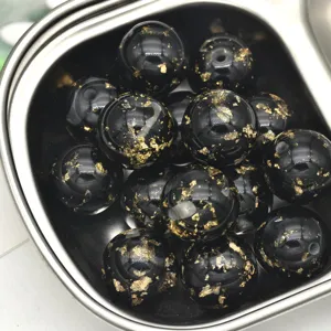 Perles en résine noire de 16mm avec feuille d'or, parfaites pour bijoux DIY et accessoires.