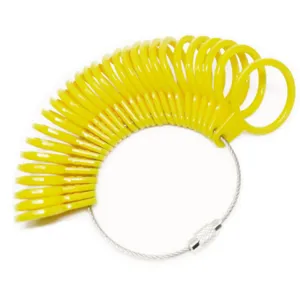 Strumento di misurazione per anelli in plastica per taglia US 0-13 vista dettagliata.