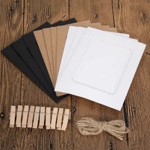 Ensemble de cadres photo en papier DIY avec pinces en bois et ficelle de jute, détail.