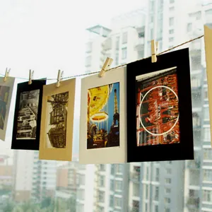 Cadres photo en papier DIY mur suspendu kraft noir blanc avec pinces et ficelle.