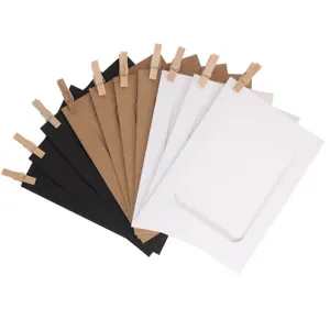 Ensemble de cadres photo en papier DIY avec pinces en bois, cadres muraux multicolores.