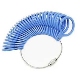 Vista di dettaglio dello strumento di misurazione anelli in plastica blu, taglie US 0-13.