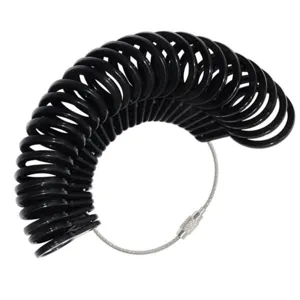 Misuratore di anelli in plastica nera per taglie US 0-13, strumento di misura professionale.