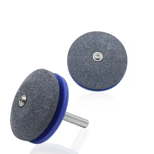 Accessoire d'affûtage de lame de tondeuse meule abrasive avec axe métallique et base plastique.