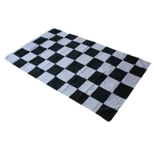 Gedetailleerd overzicht van een zwart-witte racevlag met stevige metalen ogen om op te hangen.