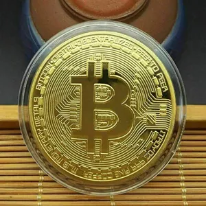 Vue détaillée de la pièce commémorative physique en bitcoin doré dans un étui en acrylique.