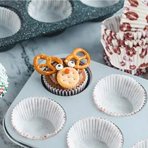 Caissettes à cupcakes imprimées de Noël en papier sulfurisé pour pâtisseries festives.