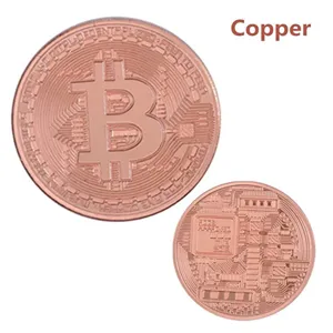 Vue détaillée d'une pièce commémorative Bitcoin en cuivre avec un relief de circuit fin.