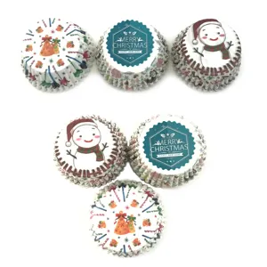 Vue détaillée de jolis caissettes à cupcakes de Noël imprimées en papier sulfurisé.