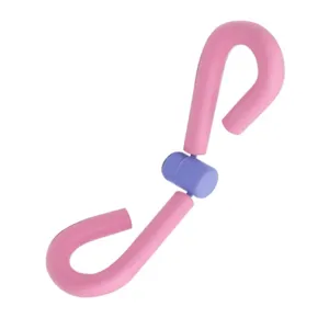 Entraîneur de cuisses rose et bleu vue détaillée, équipement de fitness à domicile.