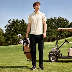 Detailansicht der Golfhose, atmungsaktives schnelltrocknendes Material, sportlicher Komfort.