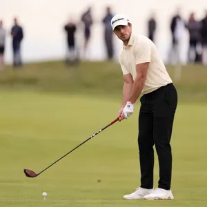 Atmungsaktive Herren Golfhosen, schnelltrocknende Sportbekleidung fuer Outdoor-Aktivitaeten.