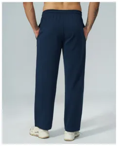 Dettaglio della vista posteriore dei pantaloni casual da uomo in tessuto waffle comodi.