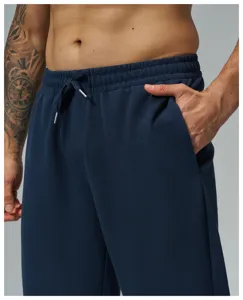 Dettaglio pantaloni casual in maglia waffle da uomo, tasche comode ed elastico in vita.
