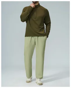Vista dettagliata del set pantalone e maglia casual waffle da uomo con tessuto traspirante.