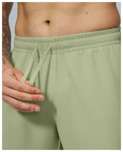 Dettaglio ravvicinato di pantaloni in tessuto waffle con comoda coulisse in vita.