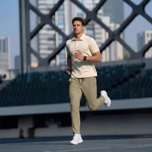 Detailansicht der leichten Herren Laufhose, schnelltrocknendes Gewebe für Sport und Freizeit.