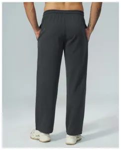 Vista posteriore dettagliata di pantaloni casual da uomo in maglia waffle scura.