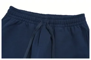 Vista dettagliata della cintura dei pantaloni casual da uomo in maglia waffle blu scuro con coulisse.