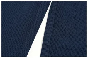 Vista dettagliata del tessuto waffle blu scuro, che mostra trama fine e cuciture pulite.