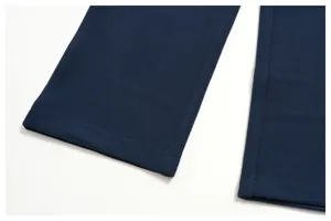 Primo piano dell'orlo dei pantaloni in maglia waffle da uomo, tessuto testurato e cuciture.