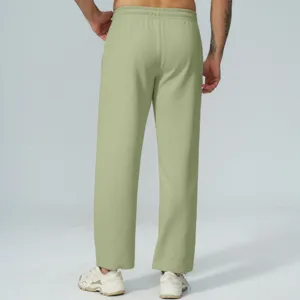 Pantaloni lunghi casual da uomo in tessuto waffle verde chiaro, vista posteriore.