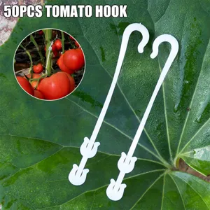 Detailweergave van witte kunststof tomatenhaken ideaal voor veilige ondersteuning in kassen.